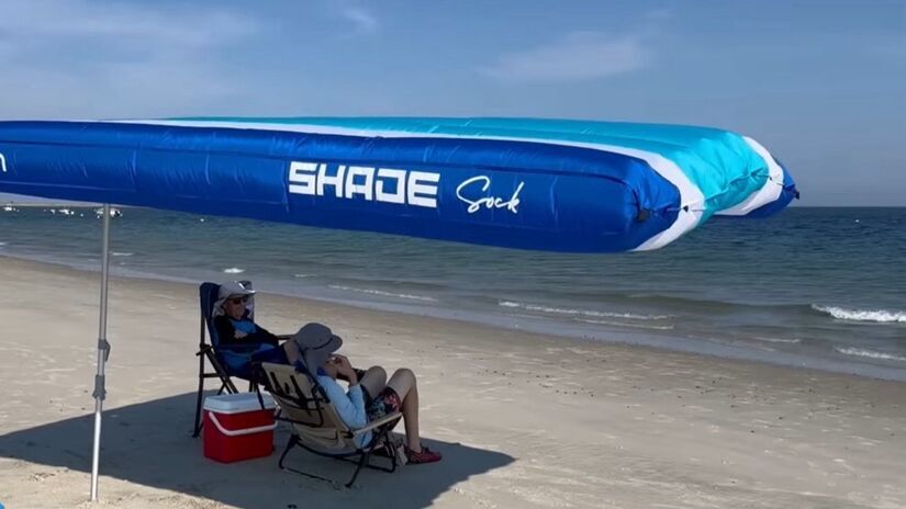 O ShadeSock foi projetado com um design moderno que acomoda até quatro pessoas e pode ser montado em até três minutos / Fotos: Reprodução Youtube/Beach Gear Guy