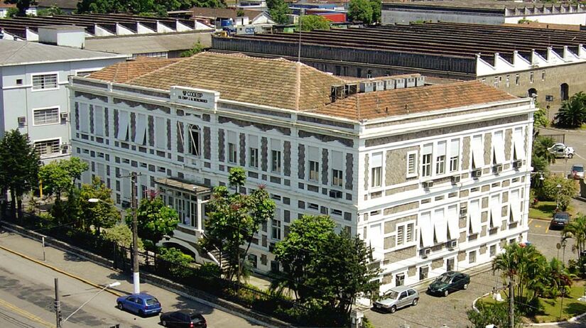 Impressiona também pela sua capacidade de movimentação de cargas