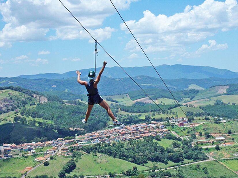Suspensa a 1.100 metros de altitude, a tirolesa oferece uma descida de 2 km de extensão (Foto: Divulgação)