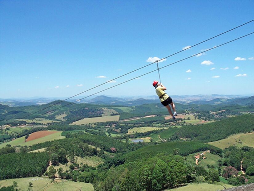 Suspensa a 1.100 metros de altitude, a tirolesa oferece uma descida de 2 km de extensão (Foto: Divulgação)