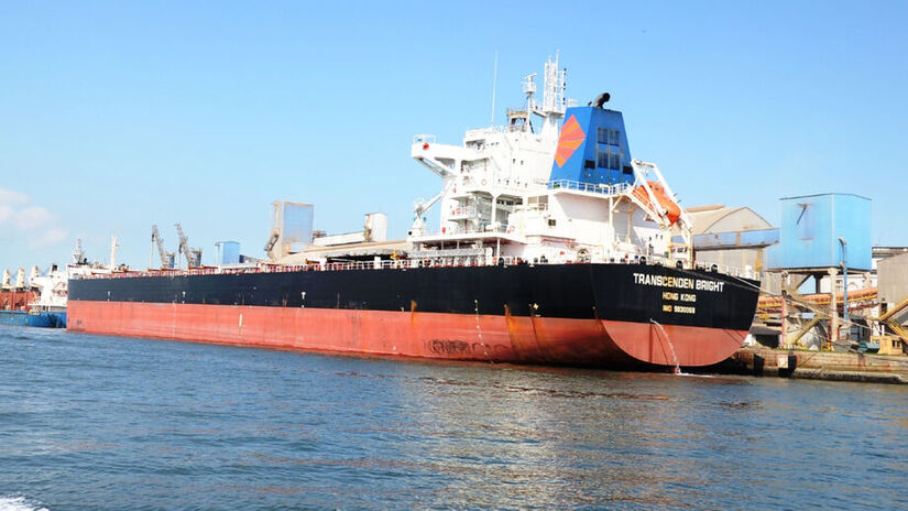 Conforme a embarcação cruza os sete mares, a gasolina é queimada e ela se torna mais leve
