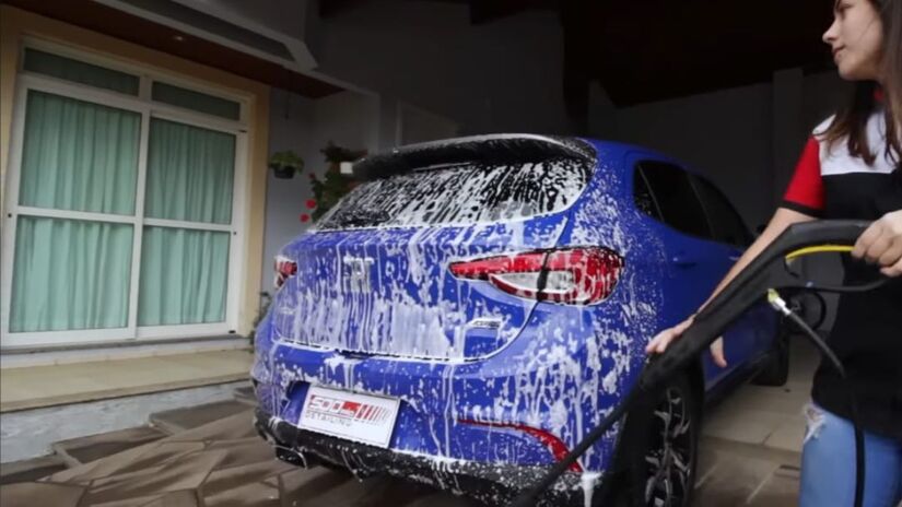 Água em abundância: enxágue o carro antes de esfregar, para retirar sujeira e poeira que podem riscar a lataria