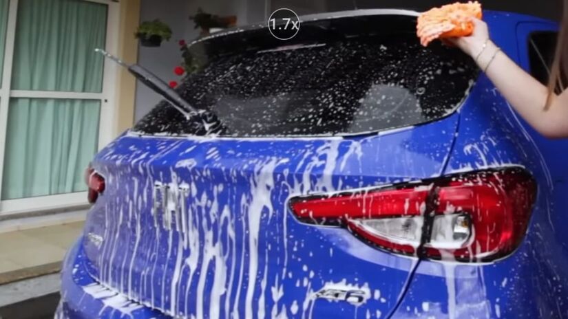 Shampoos automotivos específicos para pré-lavagem e para a lavagem normal, com diferentes níveis de lubrificação. Eles ajudam a proteger a pintura e a prolongar a vida do verniz