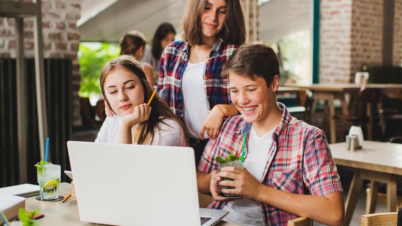 Estagiários da Bracell ganham destaque ao colocar em prática aprendizado e contribuir para projetos da empresa. Créditos: Freepik.