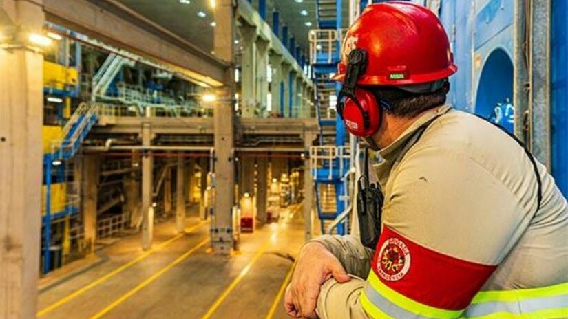 Funcionário da Bracell na fábrica demonstra rotina de operações com segurança e precisão, reforçando o compromisso da empresa com a excelência. Créditos: Bracell.