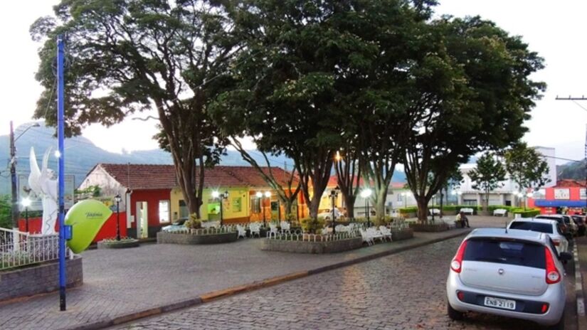 Em muitos lares, as portas continuam abertas, não por distração, mas por confiança
