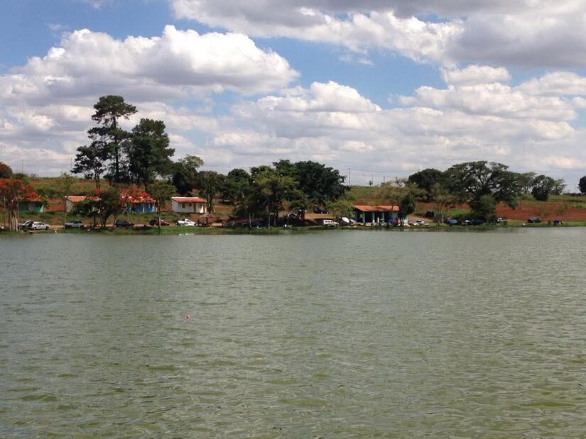 O local é também conhecido pelo seu ponto turístico, o Ranchinho dos Pescadores, situado às margens da Represa do Pirapitingui