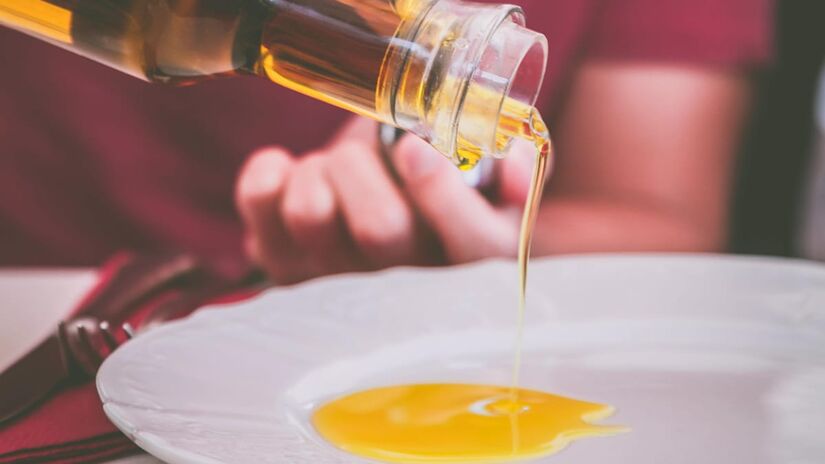 Este óleo oferece um sabor suave que combina com diferentes preparos (Peter-Fazekas/Pexels)