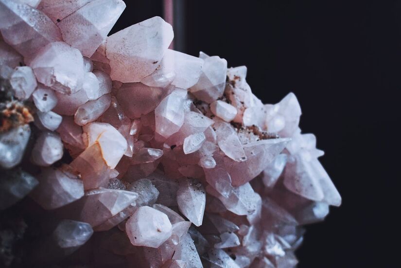 O Quartzo rosa é para fortalecer o amor e a autoestima / Fotos: Pexels