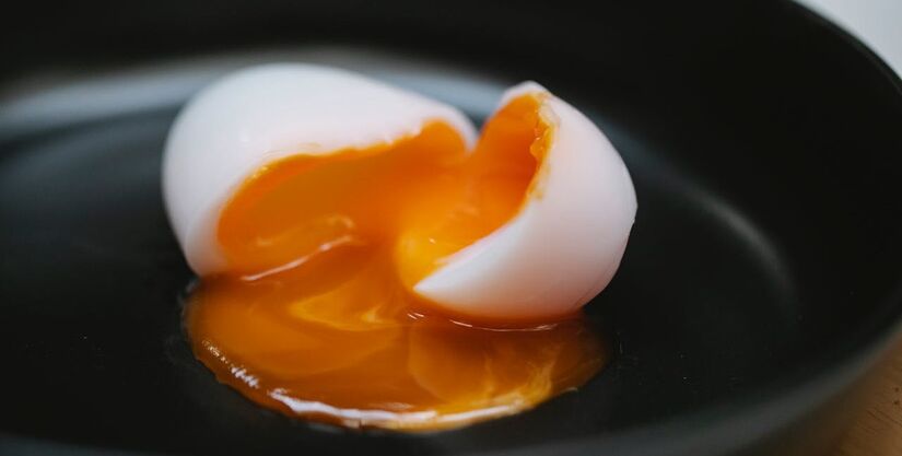 Alguns alimentos, como cogumelos, salmão, gema de ovo e fígado, também podem ajudar