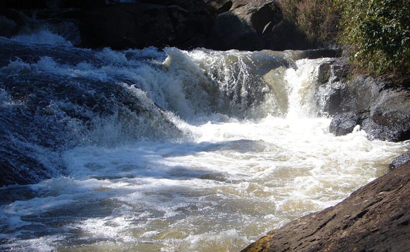 Cachoeira Boca da Mata tem essa piscina natural, que é formada pelo Rio Camanducaia na divisa entre SP e MG (Foto: Rafael S. Muniz/PMPB)


