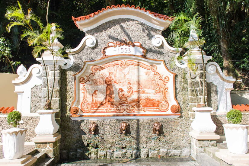 A Praça da Biquinha de Anchieta abriga um dos famosos pontos turísticos históricos da cidade, a Fonte da Bica ou Biquinha de Anchieta