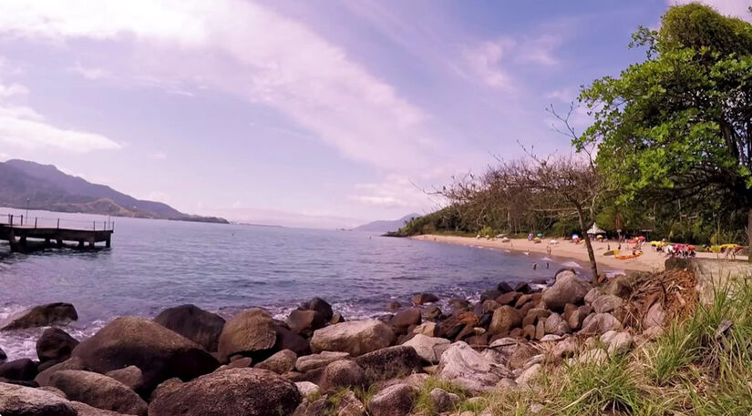 Com acesso por uma trilha leve, a Praia da Feiticeira, em Ilhabela, é um verdadeiro refúgio