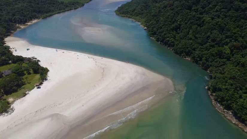 Praia de Guaratuba (Bertioga) / Fotos: Reprodução/YouTube