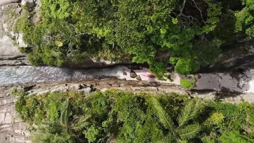 Localizada a apenas 2 km da costa, essa pérola natural apresenta uma estreita faixa de areia com 40 metros de extensão / Fotos: Reprodução/YouTube Caminhos do SUP