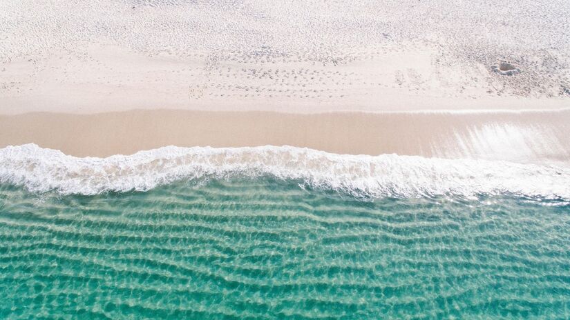 Logo abaixo dos pés dos banhistas, existe um mundo pouco explorado / Pexels/Pixabay