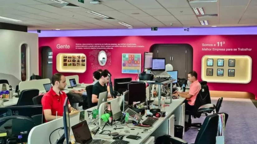 Ambiente de trabalho moderno e colaborativo, com equipe concentrada em suas tarefas diárias. Créditos: Imagem: Movile/Divulgação