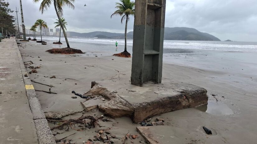 A forte ressaca que atinge o litoral de São Paulo na última terça-feira (29) provocou cenas impressionantes na Baixada Santista / Nair Bueno/DL