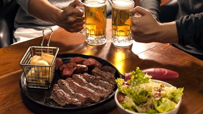 A famosa parrilla argentina oferece cortes suculentos e irresistíveis, uma experiência gastronômica imperdível para qualquer visitante. / Créditos: Freepik
