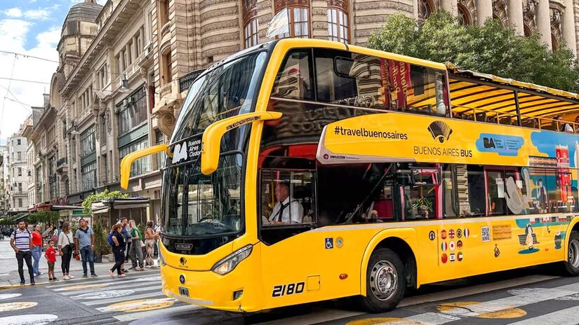 Buenos Aires Bus: explore a cidade em um city-tour de 2 andares passando por todos os pontos turísticos.  Créditos: Reprodução/  Viaje na Viagem.