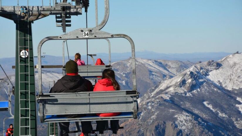 Cerro Catedral, em Bariloche: neve, esqui e paisagens de tirar o fôlego. / Créditos: Reprodução: Viaje na Viagem.
