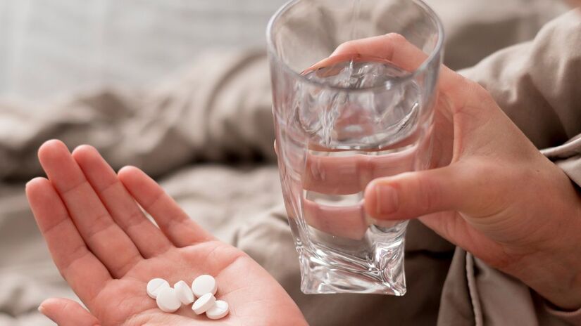 Tomar antibiótico sem orientação pode causar sérios riscos à saúde. Crédito: Freepik