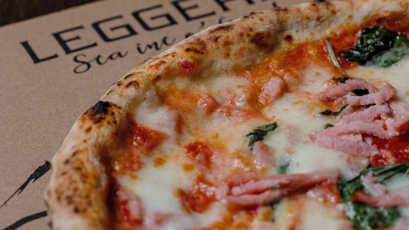 Oferece um cardápio de pizzas individuais com preços que variam entre R$ 62 e R$ 85/ Divulgação