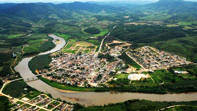 Vista aérea da cidade de Eldorado, localizada no Vale do Ribeira e cercada por áreas preservadas de Mata Atlântica/ Divulgação
