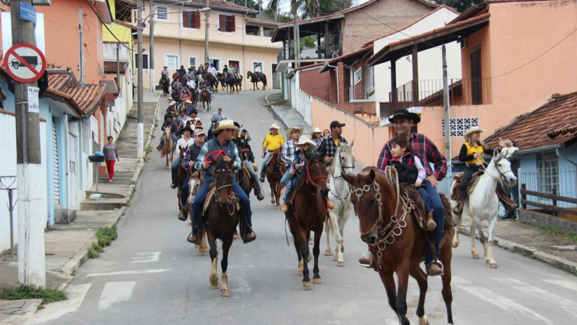 Realizada anualmente no mês de maio, a Cavalgada da Sobriedade conta a venda de pratos típicos, exposições de cavalos e cavalgadas/ Divulgação