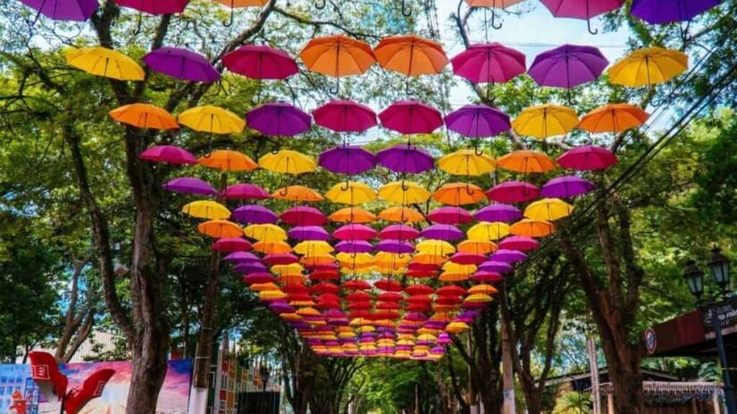 Holambra possui diversos espaços instagramáveis como os famosos guarda-chuvas coloridos/ Divulgação