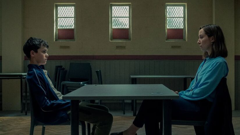 Jamie Miller (Owen Cooper) encara a psicóloga Briony Ariston (Erin Doherty) em uma das cenas mais intensas de Adolescência, destaque do terceiro episódio/ Netflix