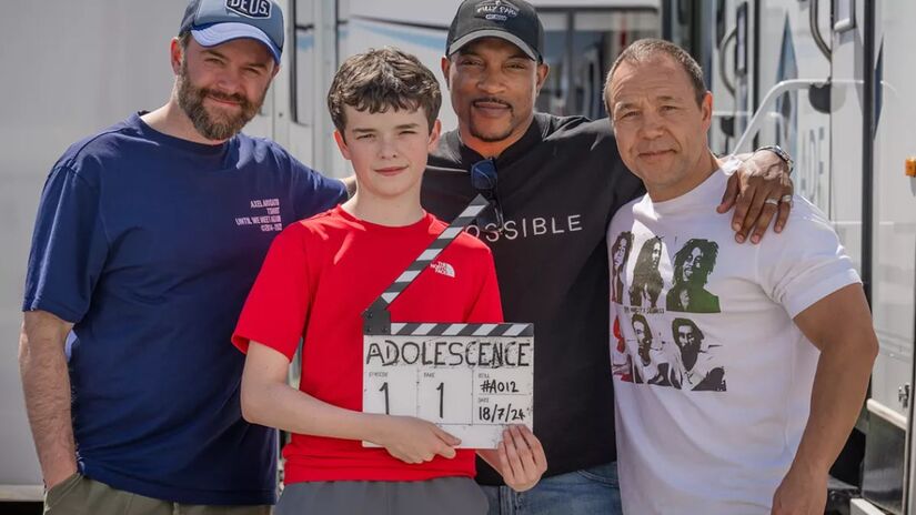Owen Cooper nos bastidores de Adolescência ao lado do diretor Philip Barantini e dos colegas de elenco Ashley Walters e Stephen Graham/ Ben Blackall/Netflix
