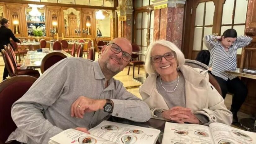 Jorge Heller e a mãe, Haydee, escolheram um condomínio sênior em Curitiba para unir independência e segurança/ Arquivo pessoal