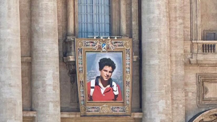 Imagem de Carlo Acutis na fachada da Basílica de São Pedro - Reprodução/Instagram