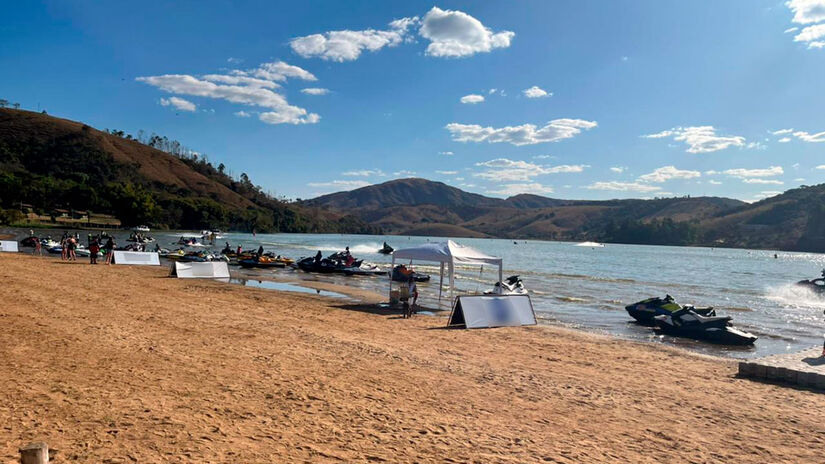 Essa distância mínima foi criada para evitar colisões e proteger quem aproveita a praia