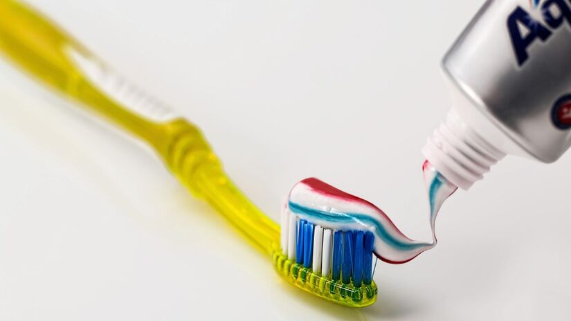 O cuidado com os dentes também precisa acontecer ao longo do dia / Pixabay
