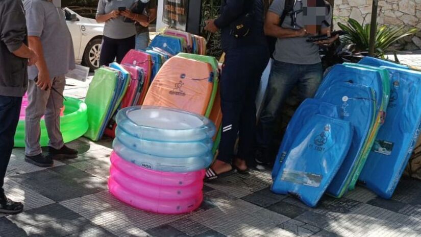 Prefeitura realiza operação contra a venda de pranchas e produtos infláveis - Divulgação/Prefeitura de Guarujá 