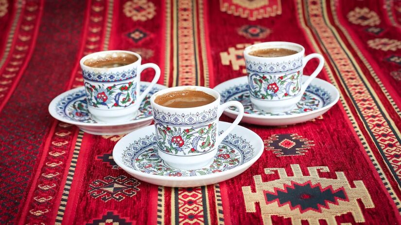 O café também é uma bebida famosa nos encontros entre amigos / Pixabay