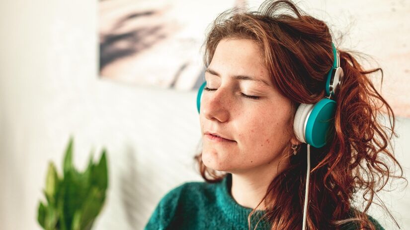 Outra possibilidade que muitos usam é ouvir podcasts enquanto se faz outra tarefa / Pixabay