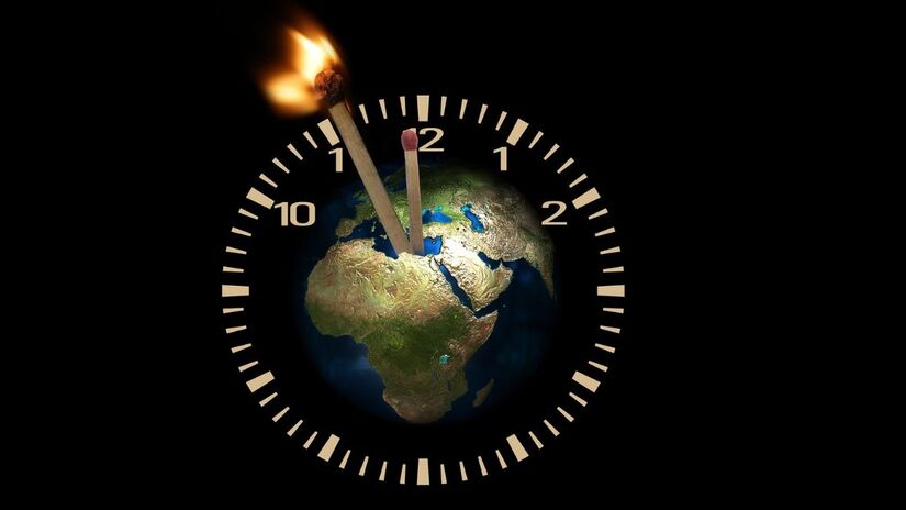 O Relógio do Juízo Final (ou Doomsday Clock) aponta que falta muito pouco para uma nova extinção em massa que inclui os seres humanos / Pixabay