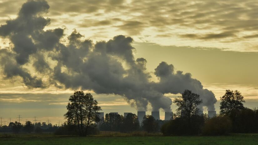 Segundo especialistas, a indústria contribui significativamente para o agravamento da crise climática / Pixabay