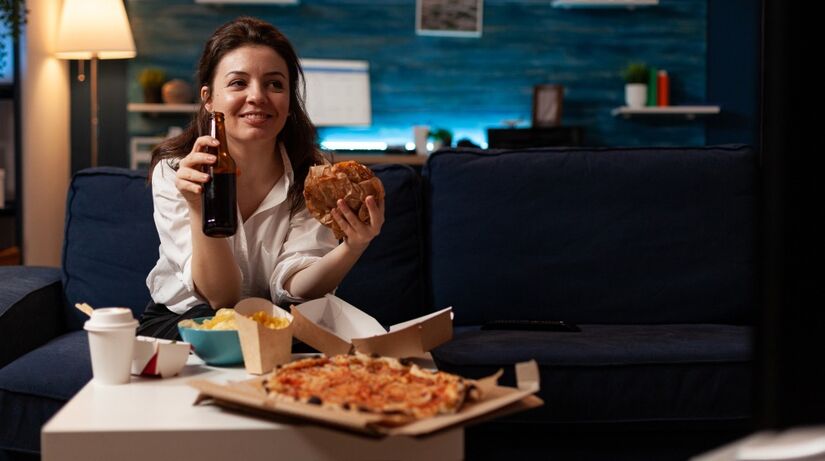 Por isso, a alimentação enquanto assistimos a TV parece algo normal