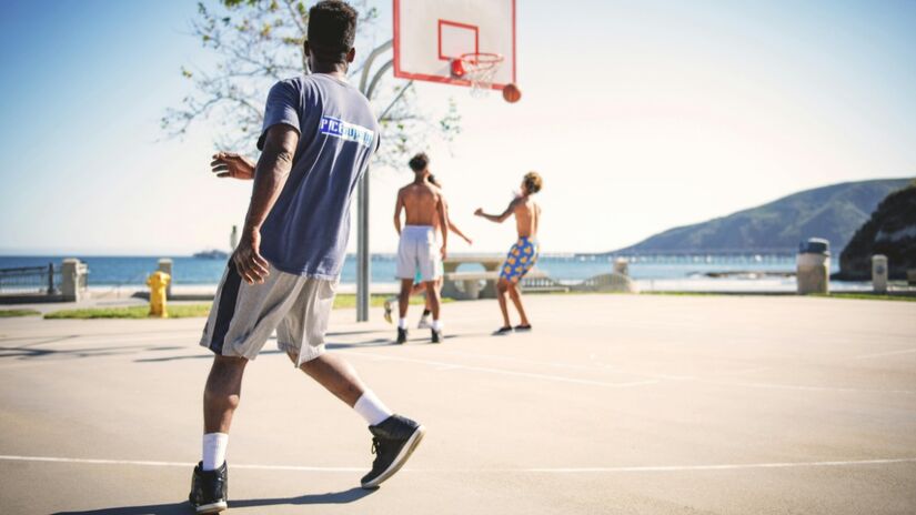 Outra dica é a prática de esportes, de preferência em locais abertos, com amigos e colegas / Pexels