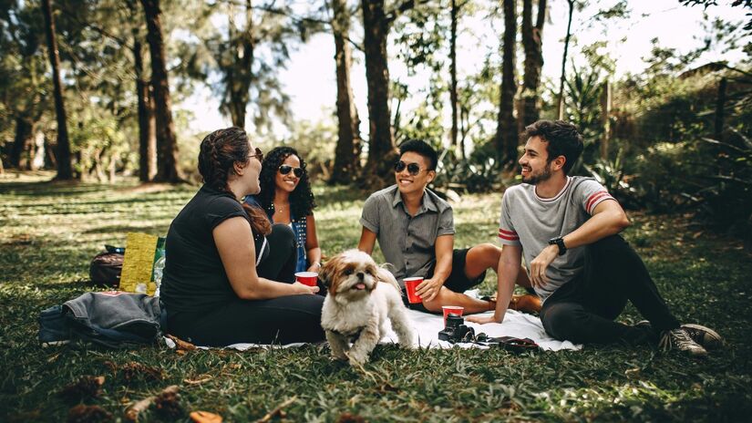 Também é muito importante cultivar tempo com amigos, de preferência longe do celular / Pexels
