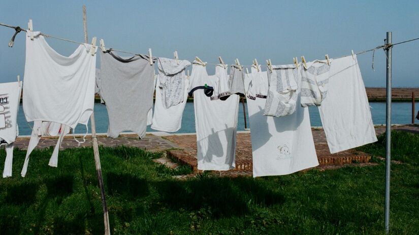 O método de secagem das peças também influi no processo de encolhimento das roupas / Pexels