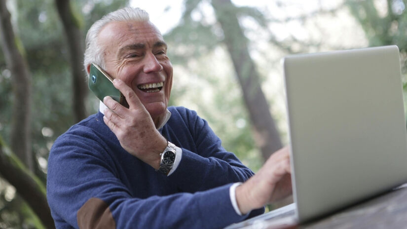 Aprender coisas novas e se comunicar com amigos e parentes é outra dica importante / Pexels