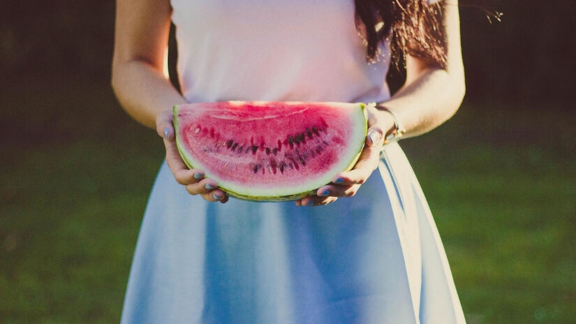 Uma dúvida comum é: 'posso comer apenas a parte vermelha (e doce) da melancia?' / Pixabay