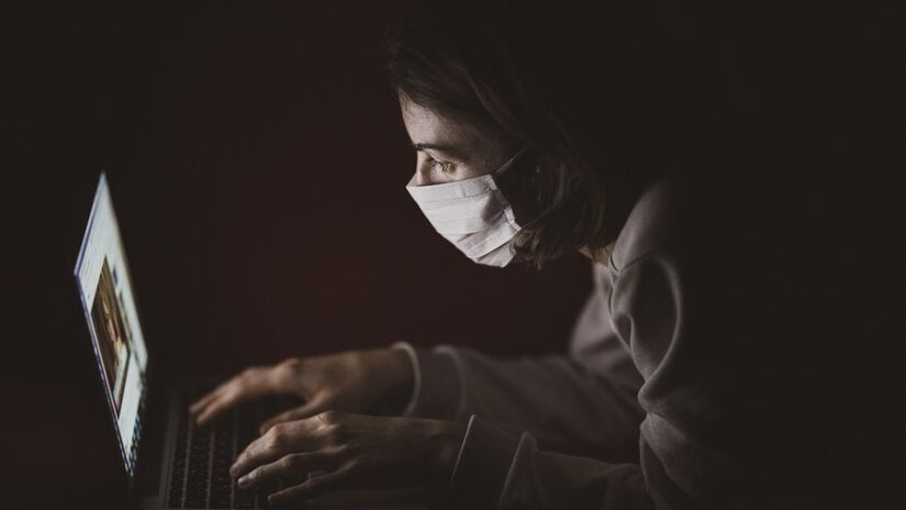 O uso excessivo de tecnologias, como celular e computador, pode afetar diretamente a qualidade do sono, diminuir o contato social direto e levar ao isolamento/Pixabay