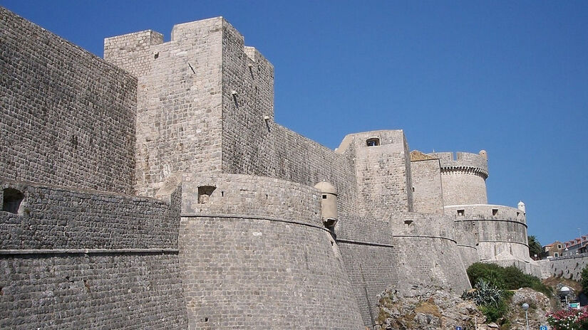 A cidade possui muralhas da época medieval / László Szalai / Wikimedia Commons