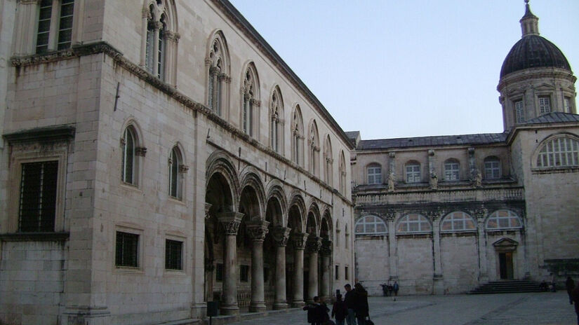 O Palácio do Reitor e catedral / Lasta/Wikimedia Commons
